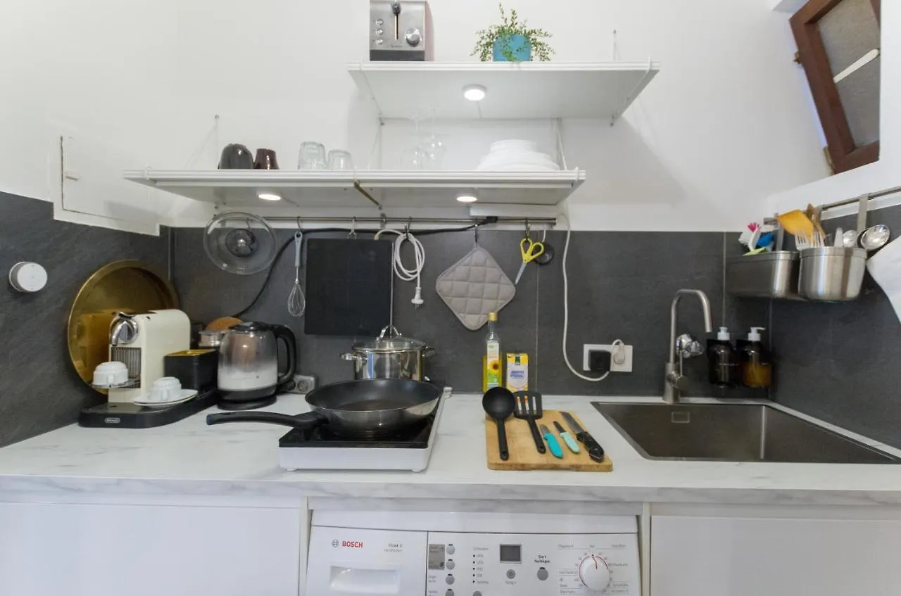 Apartment Ferienwohnung Design Studio nahe Messe und HBF mit WLAN und Netflix Düsseldorf